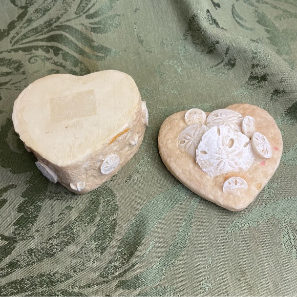 Sand dollar vintage trinket box; coastal, nautical heart shaped shell box. - Picture 5 of 10